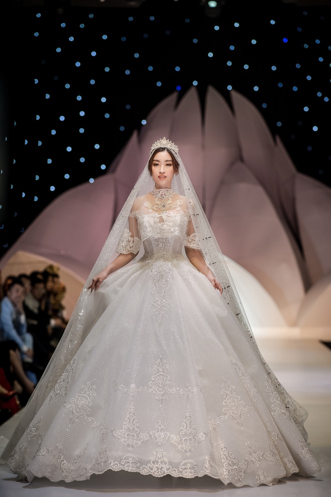 Đỗ Mỹ Linh xinh như công chúa, diện váy cưới 1 triệu USD - Ảnh 1.