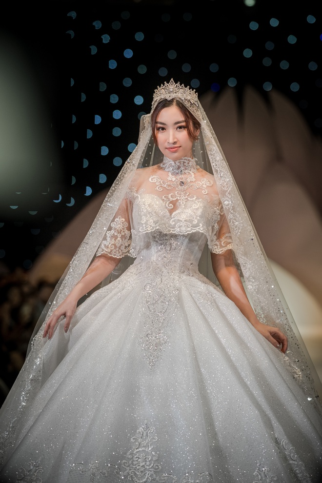 Đỗ Mỹ Linh xinh như công chúa, diện váy cưới 1 triệu USD - Ảnh 3.