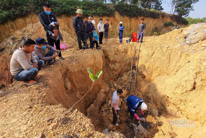 Chấn động: 11 hố chôn chất thải nguy hại chứa axit hữu cơ ở Sóc Sơn - Ảnh 1.