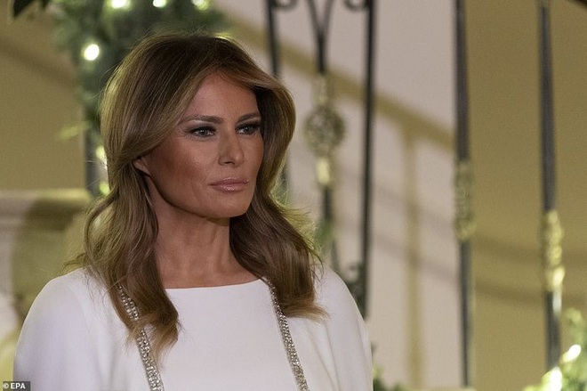 Bà Melania rạng ngời trong chiếc váy 4.000 USD, tay trong tay cùng ông Trump dự sự kiện mừng Giáng sinh - Ảnh 16.