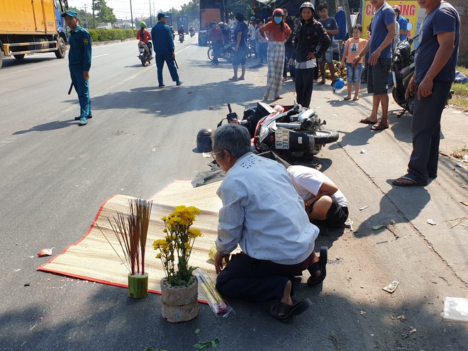 Người đàn ông quỳ khóc bên thi thể vợ bị xe đầu kéo cán tử vong giữa trưa - Ảnh 1.