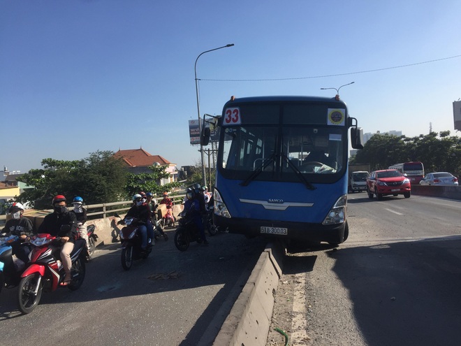 Xe buýt trèo lên dải phân cách ở Sài Gòn, nhiều hành khách hoảng loạn kêu cứu - Ảnh 1.