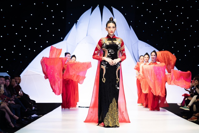 Hoàng Yến catwalk cùng mẫu nhí, gương mặt lạnh lùng đầy ấn tượng - Ảnh 2.