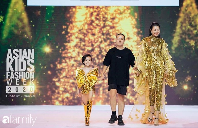 Khánh An - mẫu nhí 8 tuổi với màn catwalk thần sầu gây bão MXH và nỗi lo của người mẹ có con gái vào nghề showbiz từ quá sớm - Ảnh 2.