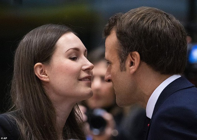 Ông Macron tươi cười cùng nữ thủ tướng trẻ nhất thế giới - Ảnh 1.