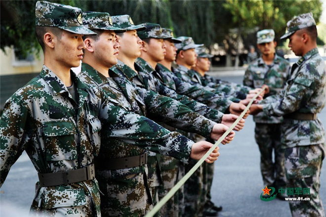 Tương lai đen tối: Xin xuất ngũ sớm vì không chịu được gian khổ, thanh niên TQ phải chịu 8 án phạt cực nặng - Ảnh 2.