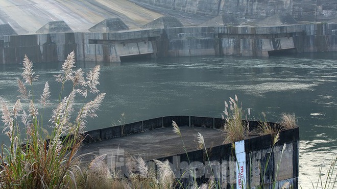 Hồ chứa cạn nhất 30 năm qua, Thủy điện Hòa Bình thấp thỏm chờ nước - Ảnh 12.