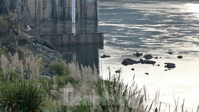 Hồ chứa cạn nhất 30 năm qua, Thủy điện Hòa Bình thấp thỏm chờ nước - Ảnh 14.