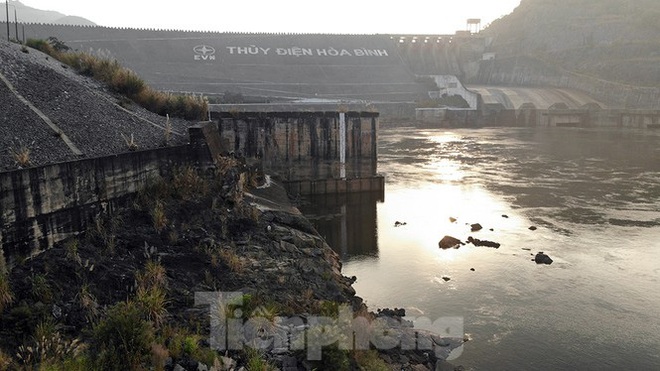 Hồ chứa cạn nhất 30 năm qua, Thủy điện Hòa Bình thấp thỏm chờ nước - Ảnh 10.