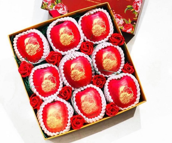 Táo đỏ Nhật Bản giá gần 500.000 đồng in chữ Noel hút khách - Ảnh 2.