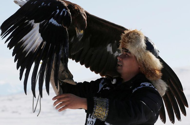 Những chú đại bàng vàng dũng mãnh bên cạnh thợ săn Kazakhstan - Ảnh 1.