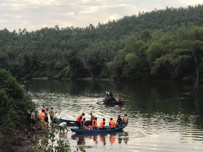 Thuyền chở 7 người ngắm cảnh trên sông bị lật, 2 cha con thiệt mạng - Ảnh 1.