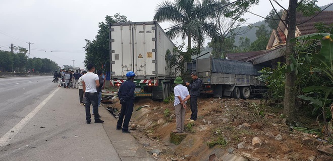 Xe đầu kéo và xe tải lao vào đâm sập 2 nhà dân cùng lúc - Ảnh 1.