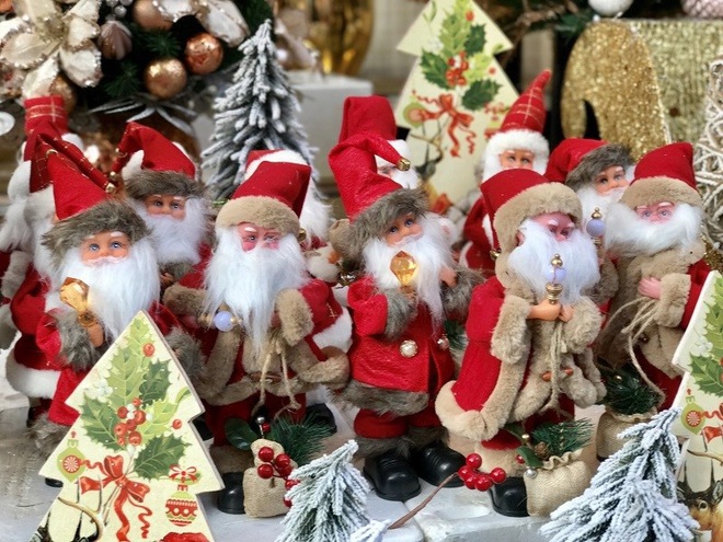 Hà Nội xuất hiện nhiều cây thông siêu to khổng lồ đón Noel 2019 - Ảnh 11.