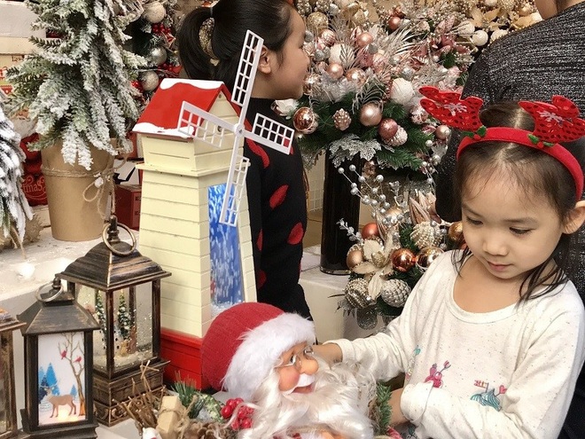 Hà Nội xuất hiện nhiều cây thông siêu to khổng lồ đón Noel 2019 - Ảnh 12.