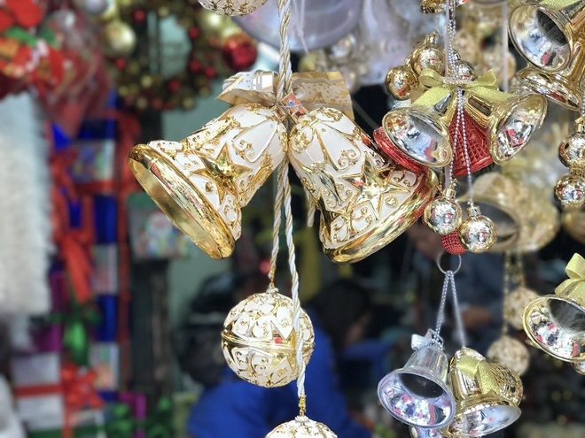 Hà Nội xuất hiện nhiều cây thông siêu to khổng lồ đón Noel 2019 - Ảnh 4.