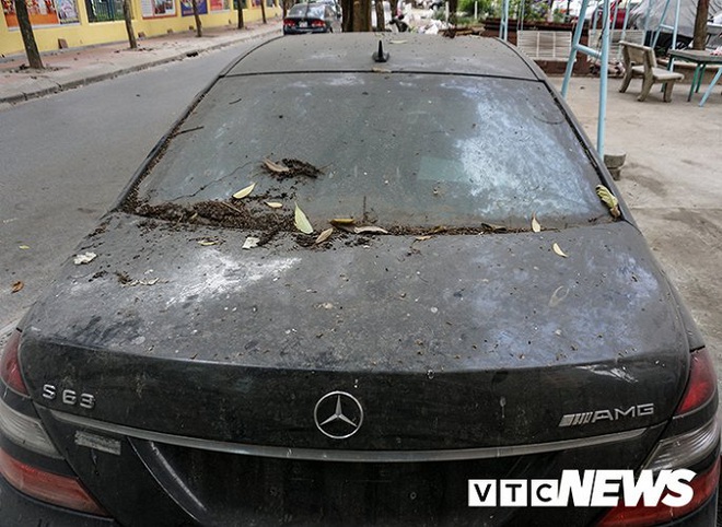 Xe sang Mercedes-Benz gần chục tỷ đồng bị bỏ hoang giữa Hà Nội - Ảnh 9.