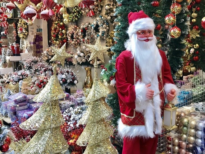 Hà Nội xuất hiện nhiều cây thông siêu to khổng lồ đón Noel 2019 - Ảnh 10.