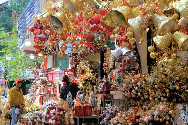 Thị trường Giáng sinh vào cao điểm, tiểu thương Hàng Mã vừa ăn vừa bán hàng - Ảnh 1.