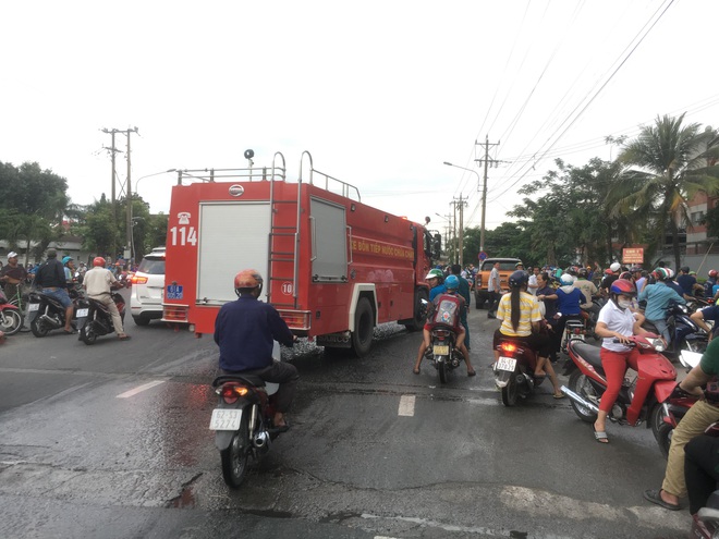 Cháy kinh hoàng tại công ty sản xuất bánh kẹo trong khu công nghiệp Sóng Thần - Ảnh 2.