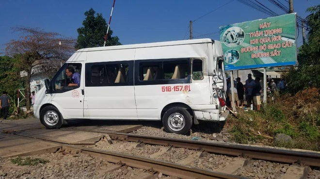 Cố băng qua đường sắt, ô tô 16 chỗ bị tàu hỏa tông, ít nhất 5 người bị thương - Ảnh 2.