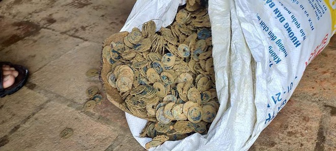 3 hũ tiền xu cổ nặng 100kg phát lộ khi đào móng làm nhà - Ảnh 1.