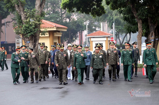 Phút tản bộ của Đại tướng Ngô Xuân Lịch với Bộ trưởng Quốc phòng 2 nước - Ảnh 3.