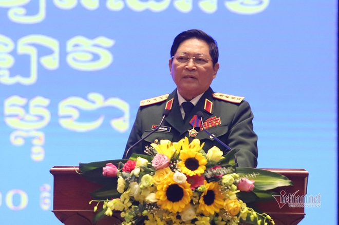 Bộ trưởng Ngô Xuân Lịch nhận 2 huân chương cao quý - Ảnh 1.