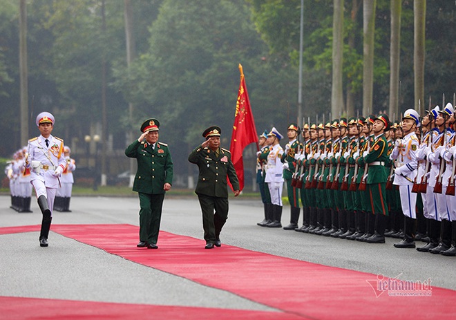 Phút tản bộ của Đại tướng Ngô Xuân Lịch với Bộ trưởng Quốc phòng 2 nước - Ảnh 12.