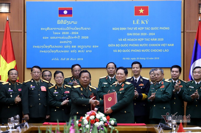 Phút tản bộ của Đại tướng Ngô Xuân Lịch với Bộ trưởng Quốc phòng 2 nước - Ảnh 15.