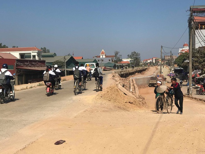 Cận cảnh tuyến đê tả Đáy (Hà Nội) thi công kiểu “bẫy” người đi đường - Ảnh 16.