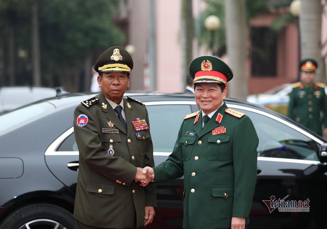 Phút tản bộ của Đại tướng Ngô Xuân Lịch với Bộ trưởng Quốc phòng 2 nước - Ảnh 4.
