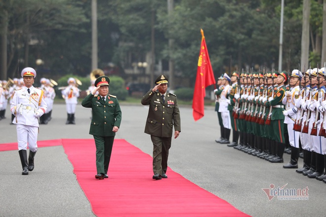 Phút tản bộ của Đại tướng Ngô Xuân Lịch với Bộ trưởng Quốc phòng 2 nước - Ảnh 5.