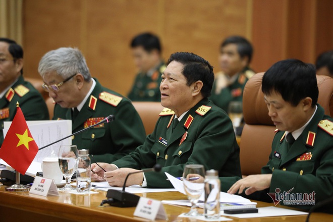 Phút tản bộ của Đại tướng Ngô Xuân Lịch với Bộ trưởng Quốc phòng 2 nước - Ảnh 7.