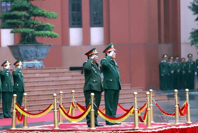 Phút tản bộ của Đại tướng Ngô Xuân Lịch với Bộ trưởng Quốc phòng 2 nước - Ảnh 11.