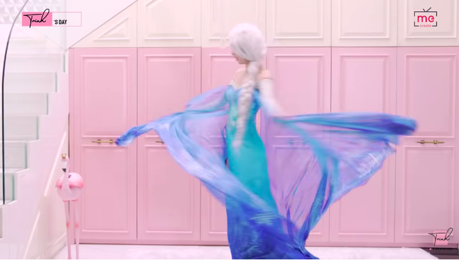 Ngọc Trinh hoá thân thành Elsa phát quà trong công viên và cái kết không như mong muốn - Ảnh 2.