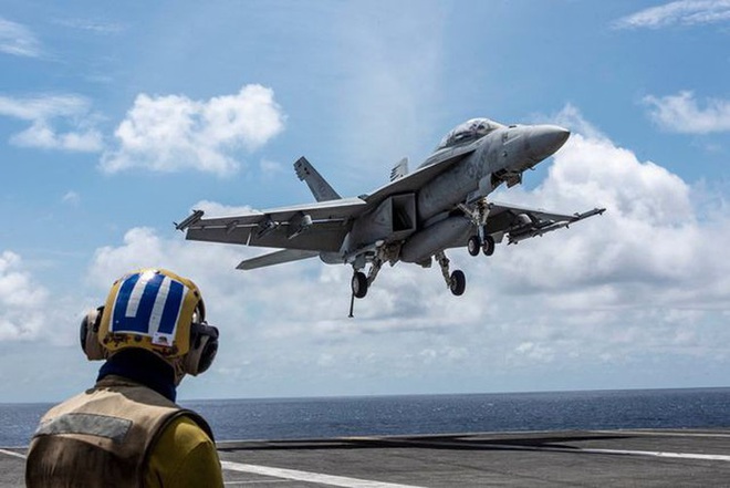 [ẢNH] Nữ phi công F/A-18F Mỹ kể về lần đầu không kích khủng bố IS - Ảnh 11.