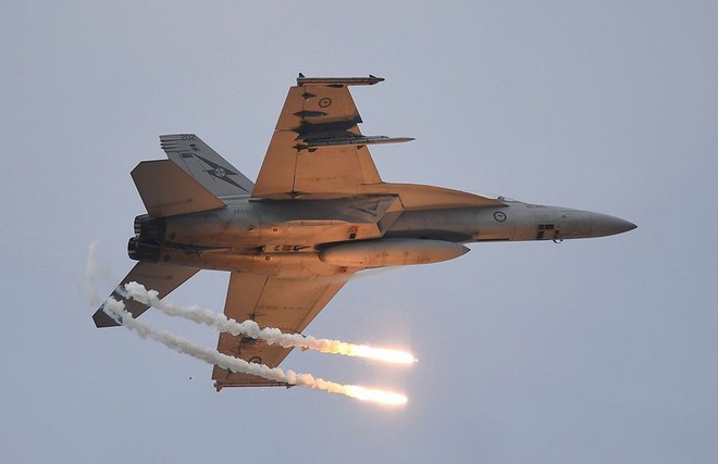 [ẢNH] Nữ phi công F/A-18F Mỹ kể về lần đầu không kích khủng bố IS - Ảnh 15.