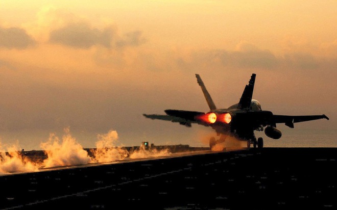 [ẢNH] Nữ phi công F/A-18F Mỹ kể về lần đầu không kích khủng bố IS - Ảnh 16.