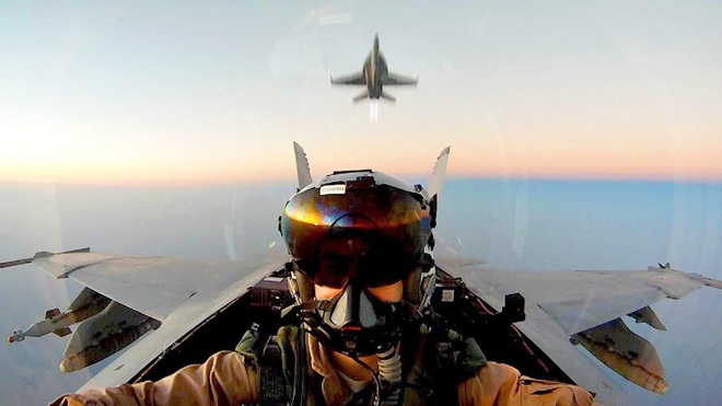[ẢNH] Nữ phi công F/A-18F Mỹ kể về lần đầu không kích khủng bố IS - Ảnh 17.