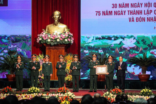 Thủ tướng: Bảo vệ Tổ quốc tuyệt đối không để bị động, bất ngờ - Ảnh 9.