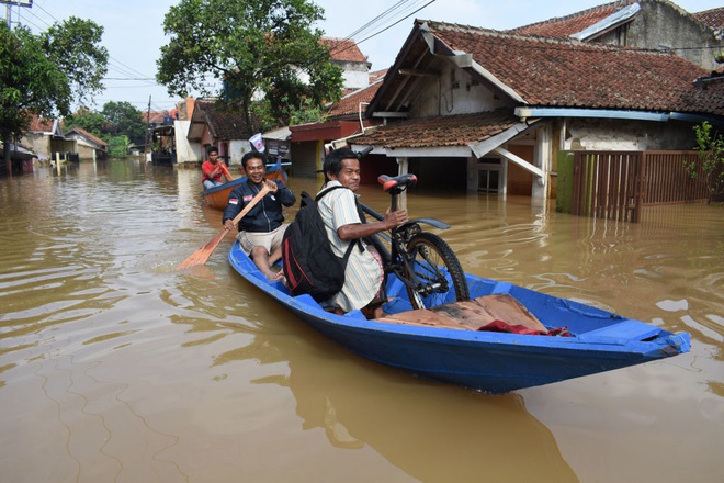 7 ngày qua ảnh: Hoạt náo viên trình diễn bốc lửa trong mùa Giáng sinh - Ảnh 4.