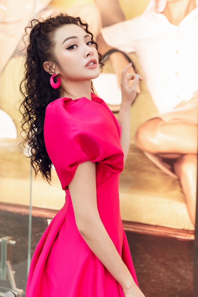 Yaya Trương Nhi kín đáo nhưng vẫn quyến rũ với set đồ màu hồng ấn tượng - Ảnh 4.
