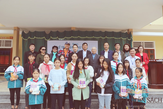 Về quê hương Can Lộc trao sách, đánh thức lòng tự hào dân tộc trong học sinh - Ảnh 11.