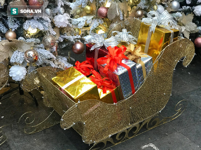 Cây thông vàng, ông già Noel bạc “sang chảnh” tại phố Cổ có giá cao ngất ngưởng vẫn cháy hàng - Ảnh 12.