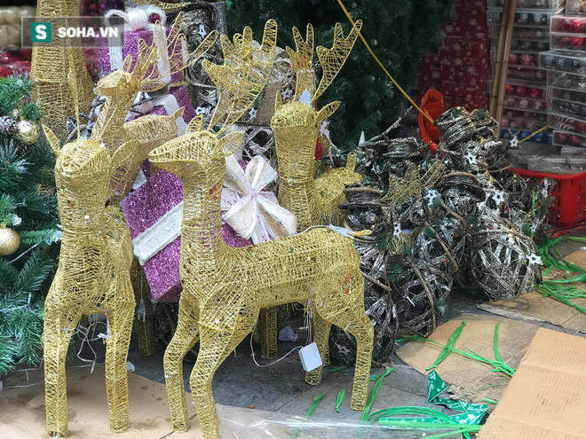 Cây thông vàng, ông già Noel bạc “sang chảnh” tại phố Cổ có giá cao ngất ngưởng vẫn cháy hàng - Ảnh 7.