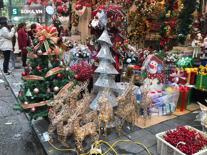 Cây thông vàng, ông già Noel bạc “sang chảnh” tại phố Cổ có giá cao ngất ngưởng vẫn cháy hàng - Ảnh 1.