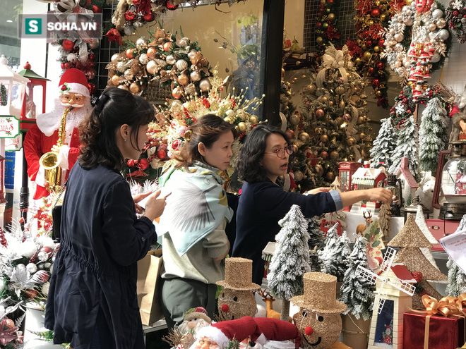 Cây thông vàng, ông già Noel bạc “sang chảnh” tại phố Cổ có giá cao ngất ngưởng vẫn cháy hàng - Ảnh 4.