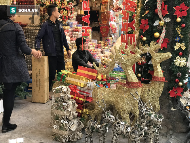 Cây thông vàng, ông già Noel bạc “sang chảnh” tại phố Cổ có giá cao ngất ngưởng vẫn cháy hàng - Ảnh 11.