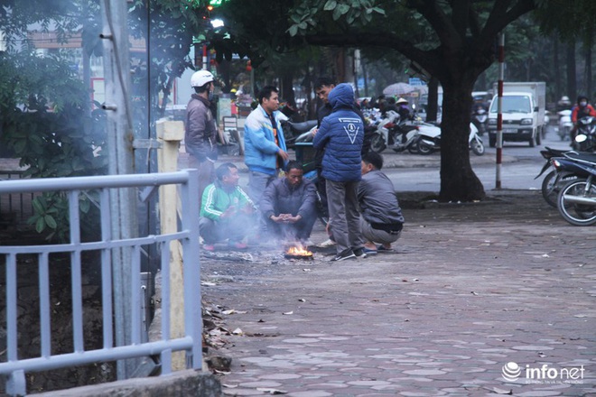 Người dân Hà Nội co ro đốt lửa sưởi ấm trong tiết trời mưa phùn gió rét cuối năm - Ảnh 1.